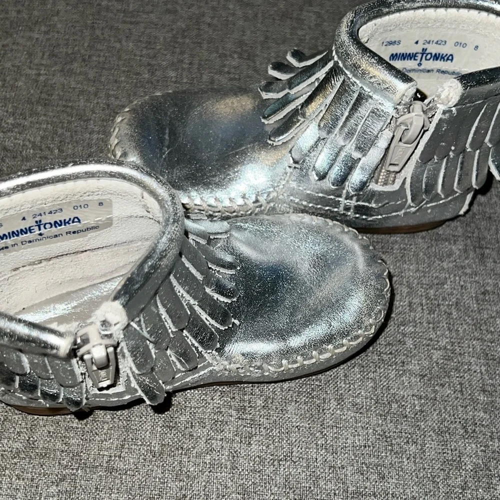 MINNETONKA Girls Leather Round Toe Layered Fringe Silver Boots Size 4